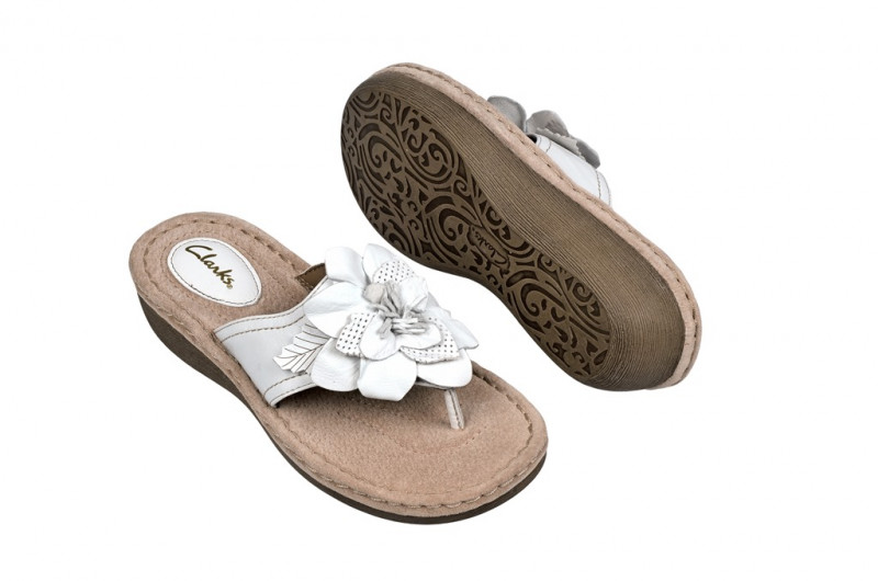 Clarks Pantolette Amaya Iris 6 in weiß Zehentrenner 20354106