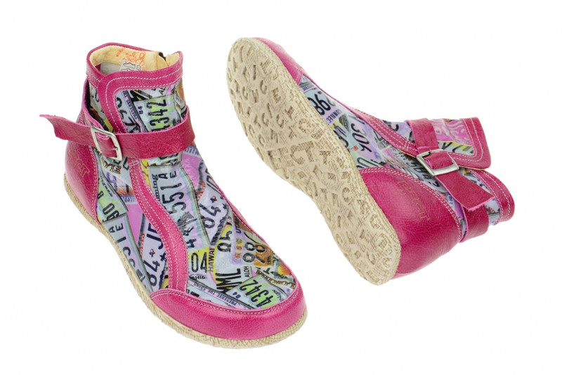 Eject Road Stiefelette pink art print - Lackleder