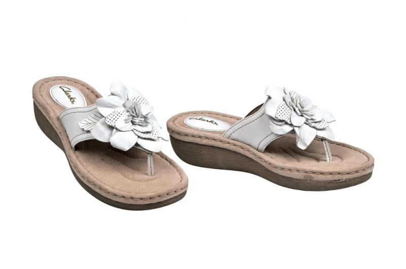 Clarks Pantolette Amaya Iris 6 in weiß Zehentrenner 20354106