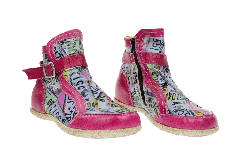 Eject Road Stiefelette pink art print - Lackleder