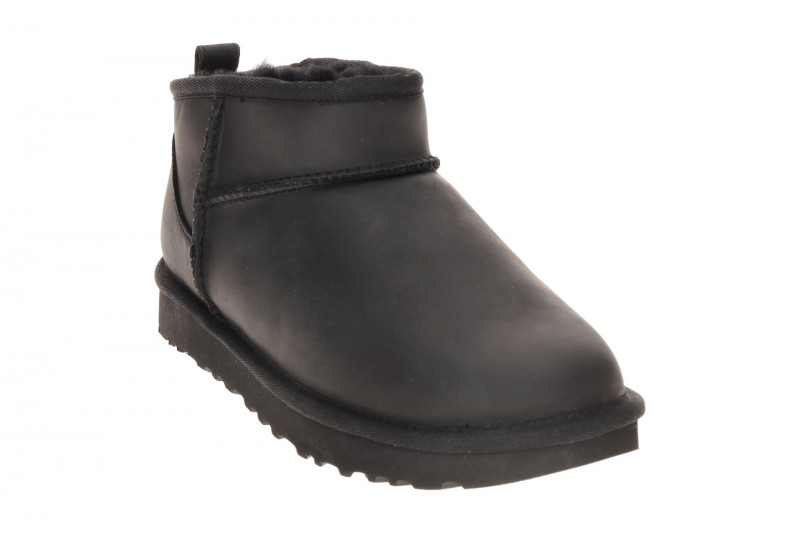 UGG Classic Ultra Mini Stiefelette schwarz Fettleder