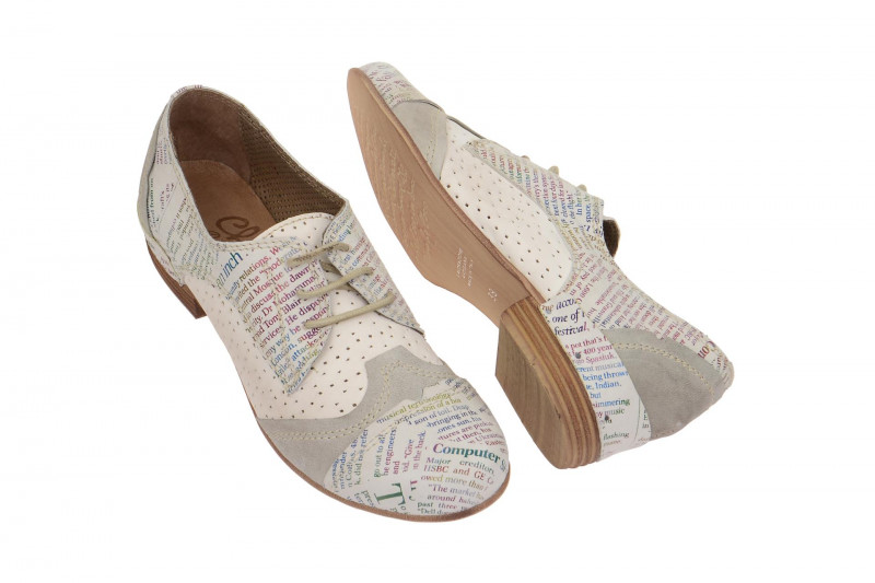 Charme Schuhe weiß buntes Text Muster 007M