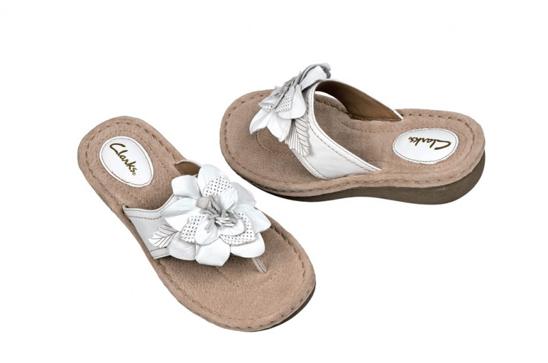 Clarks Pantolette Amaya Iris 6 in weiß Zehentrenner 20354106